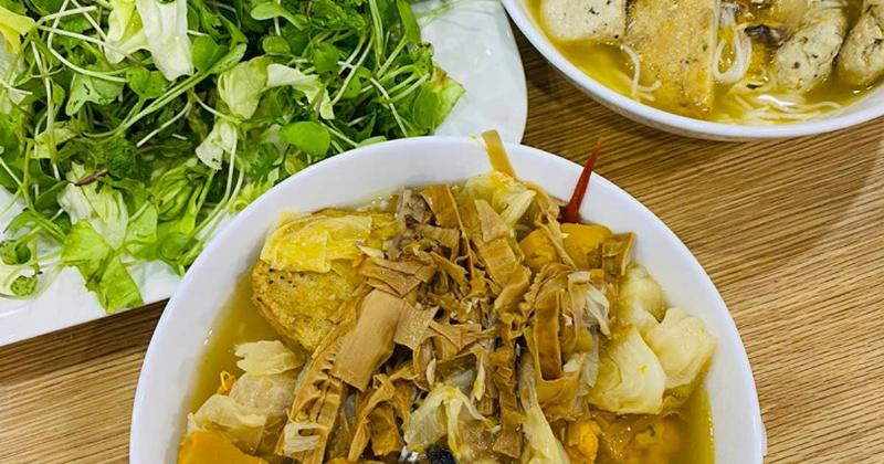 To bun cha ca Da Nang nong hoi voi cha ca va nuoc leo
